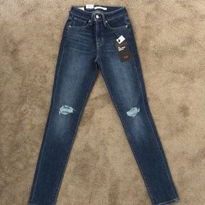 Levi’s 721 High Rise Skinny Jean